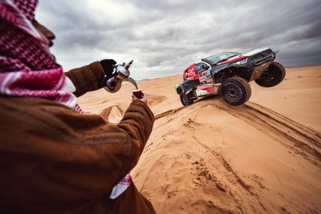 Fast Assistance und Tee trinken – Yazeed Al-Rajhi und Dirk von Zitzewitz opfern „Dakar“-Etappe neun für ihre Markenkollegen