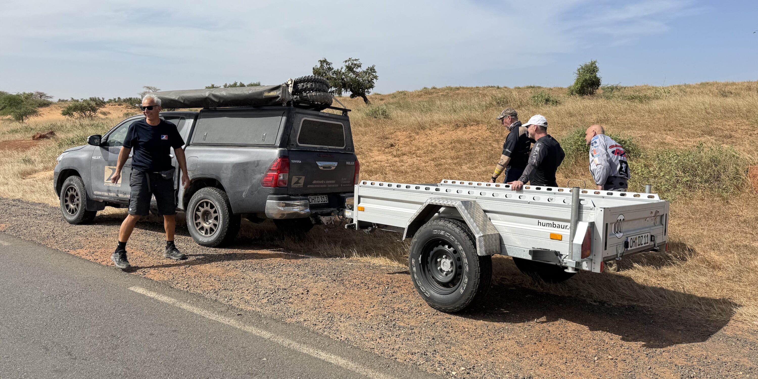 Toyota Hilux mit Offroad Anhänger bei Service Stopp in Senegal kurz vor Dakar Lac Rosé