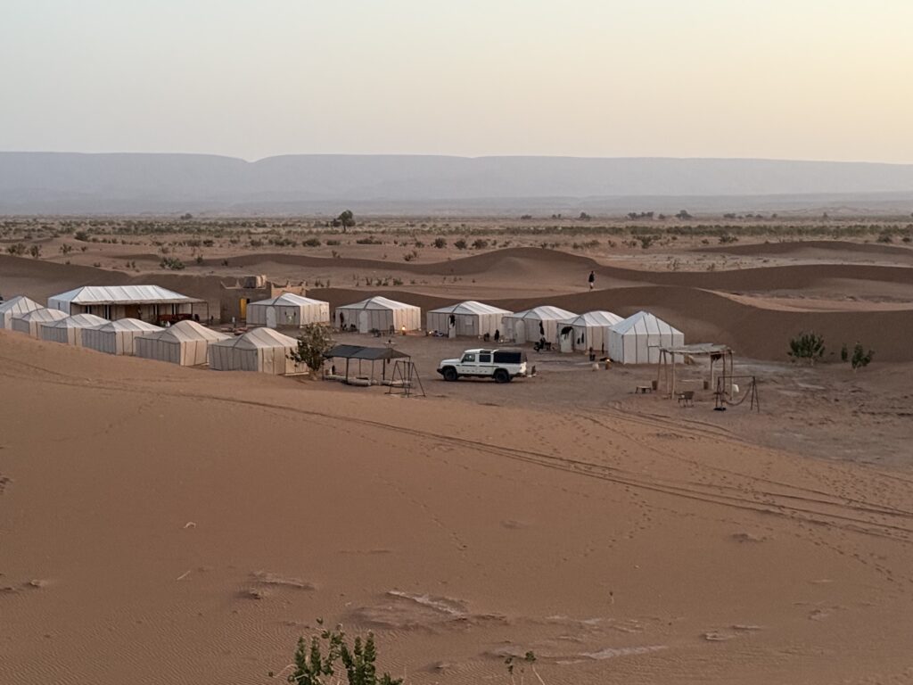 Overview Camp am Erg Chegaga in Marokko mit Ineos Grenadier Quartermaster