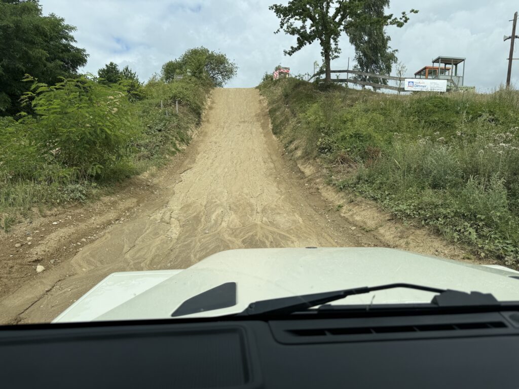 Auffahrt im BvZ Offroad Park mit Ineos Grenadier Quartermaster 4x4 Geländewagen