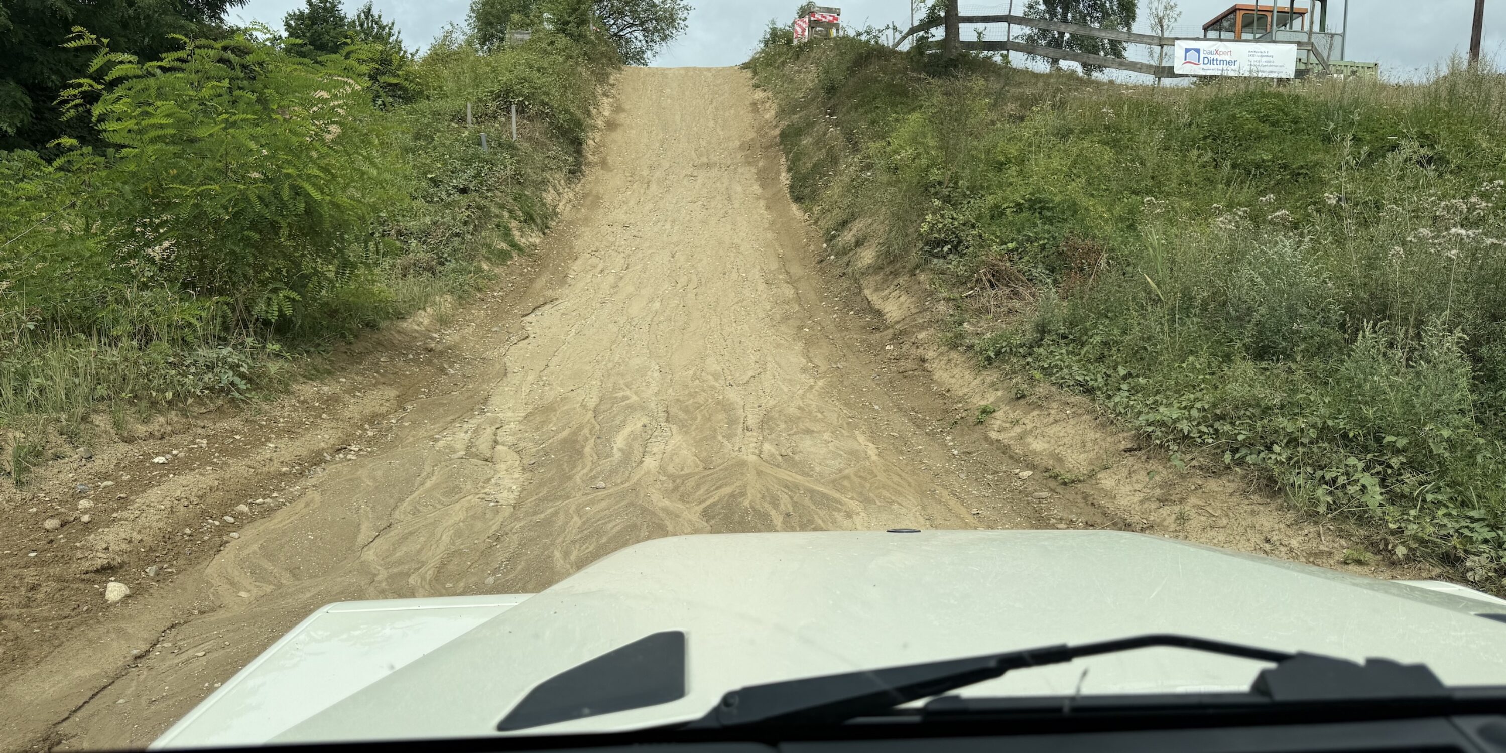 Auffahrt im BvZ Offroad Park mit Ineos Grenadier Quartermaster 4x4 Geländewagen