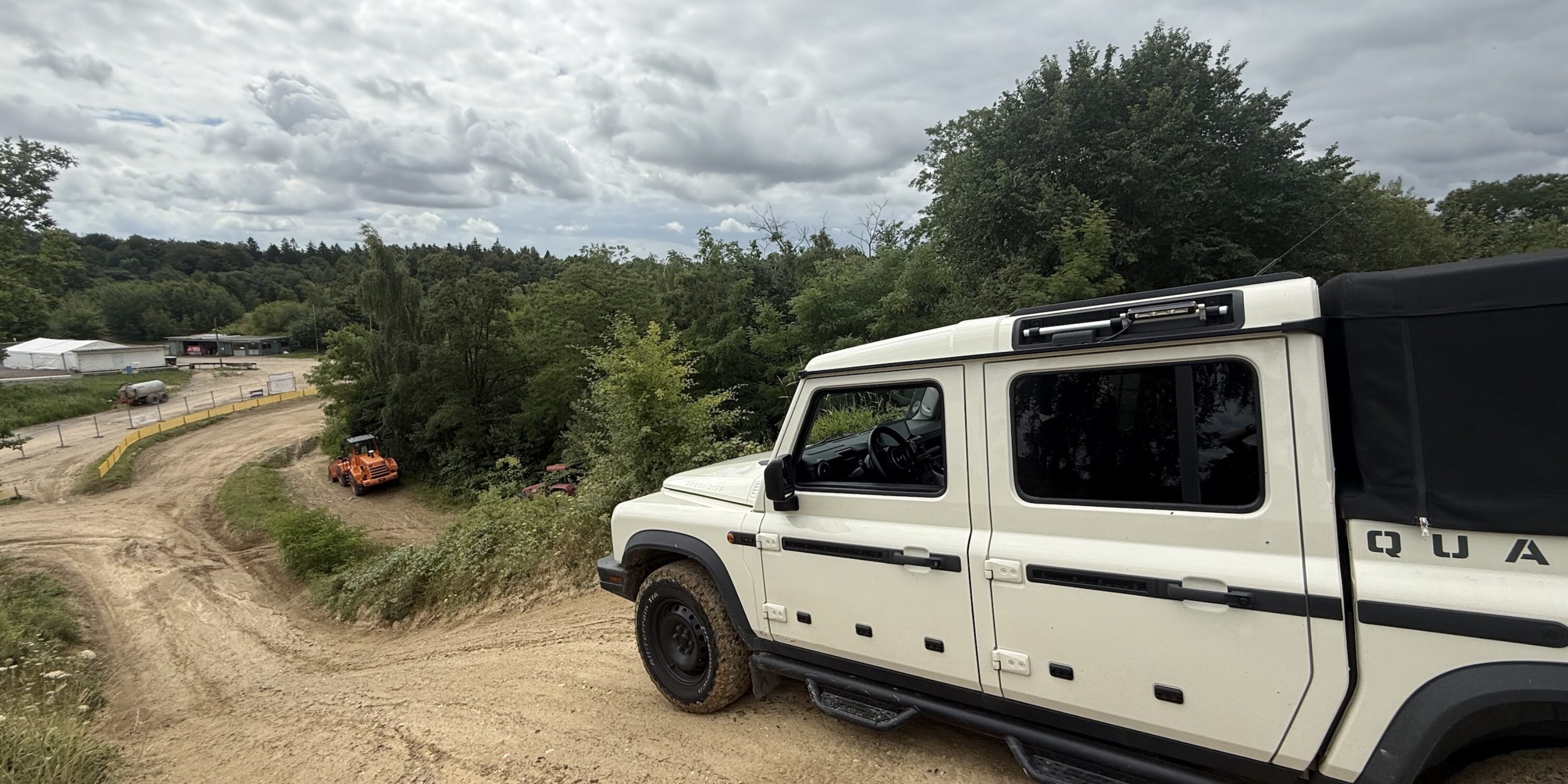 Abfahrt im BvZ Offroad Park mit Ineos Grenadier Quartermaster 4x4 Geländewagen